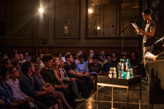 Mahdi Hashemi auf der SPIEGEL live-Bühne.